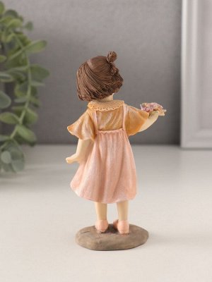 Фигурка полистоун «Малышка в платье с цветами в кармашке», 6.5x4x12.5 см
