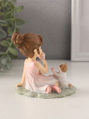 Фигурка полистоун «Девчушка с котёнком на лужайке», розовый, 9.5x6.5x8.5 см