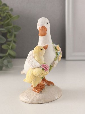Фигурка полистоун «Утка с утёнком с букетами цветов», 8x8x13 см