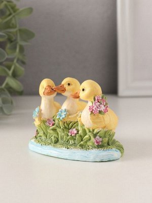 Фигурка полистоун «Утята в пруду с цветами», 9x5.5x6.5 см