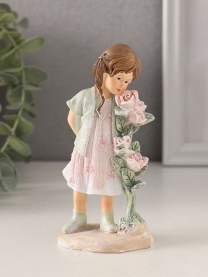 Фигурка полистоун «Малышка у куста с розами», розово-зелёный, 6x5.5x12 см