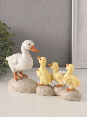 Фигурка полистоун «Уточка с утятами на камешках», 21x6.5x11 см