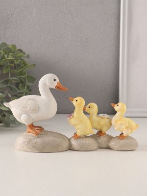 Фигурка полистоун «Уточка с утятами на камешках», 21x6.5x11 см