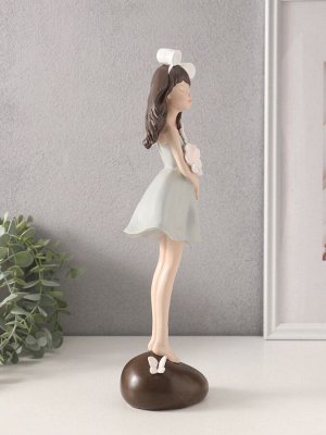 Фигурка «Девушка с белыми цветами в руках», полистоун, 9.2x9.1x33.8 см