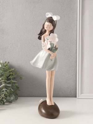 Фигурка «Девушка с белыми цветами в руках», полистоун, 9.2x9.1x33.8 см