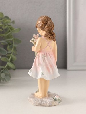 Фигурка полистоун «Малышка в розовом сарафане, с букетом», 6.5x6x15 см