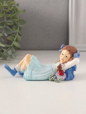 Фигурка полистоун «Малышка лежит на полянке, с рюкзаком», 14x6.5x7 см