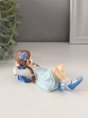 Фигурка полистоун «Малышка лежит на полянке, с рюкзаком», 14x6.5x7 см