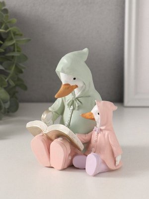Фигурка полистоун «Утка с утёнком в дождевиках читают книгу», 9x8.5x11 см