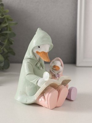 Фигурка полистоун «Утка с утёнком в дождевиках читают книгу», 9x8.5x11 см