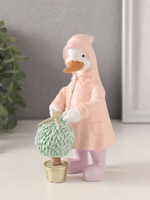 Фигурка полистоун «Утка в дождевике стрижёт цветок», 9x6.5x14.5 см
