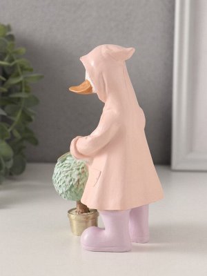Фигурка полистоун «Утка в дождевике стрижёт цветок», 9x6.5x14.5 см