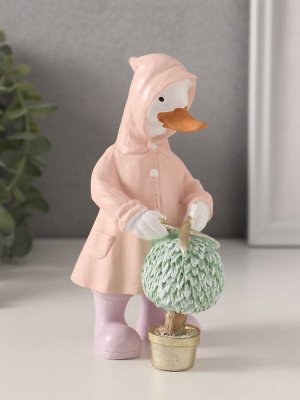 Фигурка полистоун «Утка в дождевике стрижёт цветок», 9x6.5x14.5 см