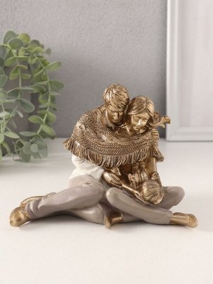 Фигурка полистоун «Молодые родители с малышом, в пледе», 15.5x10.5x11.5 см