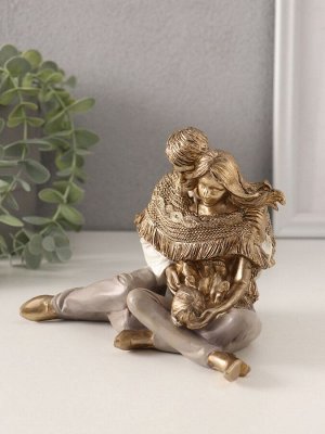 Фигурка полистоун «Молодые родители с малышом, в пледе», 15.5x10.5x11.5 см