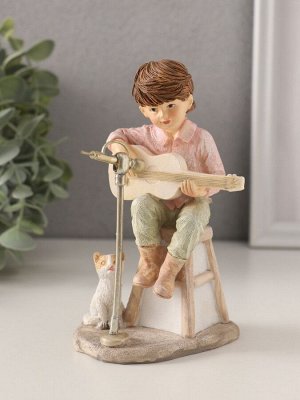 Фигурка полистоун «Мальчишка играет на гитаре, с котёнком», 8x8x13.5 см
