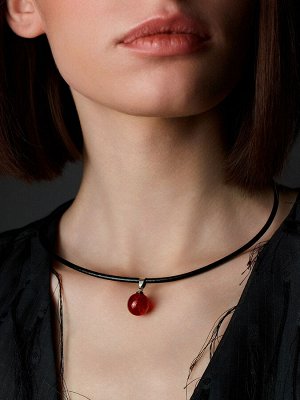 Чокер из кожаного шнура с янтарной бусиной алого цвета
