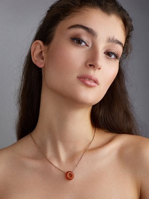 Маленький круглый кулон из формованного янтаря тёмно-карамельного цвета «Донат»