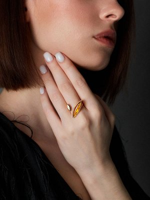 Изящное кольцо с вставкой из натурального золотисто-лимонного янтаря «Либерти»