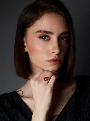 Элегантное кольцо «Годжи» с коньячным янтарём