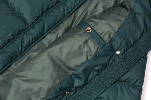 Пальто Стеганое зимнее пальто твердо заняло позиции в зимнем гардеробе. Бренды все чаще выпускают новинки,
которые по стилю больше близки к классическому. Их плюс в том, что такие модели можно сочетат