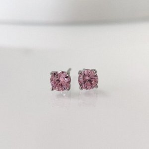 Серьги Вставка: Цирконы
Материал изделия: ювелирный сплав
Размер: 0.5 см
Вид(модель) сережек: Гвоздики

Изысканные серьги с элегантными цирконами, созданные из гипоаллергенного ювелирного сплава, ст
