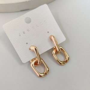 Серьги Вставка: Без вставок
Материал изделия: ювелирный сплав
Размер: 3 см

Серёжки — это изысканное украшение, которое может стать ярким акцентом в образе или гармонично его дополнить. Они не тольк