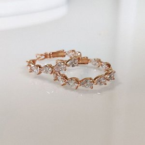 Серьги Вставка: Цирконы
Материал изделия: ювелирный сплав
Размер: 2.3 см
Вид(модель) сережек: Кольца

Изысканные серьги с элегантными цирконами, созданные из гипоаллергенного ювелирного сплава, стан