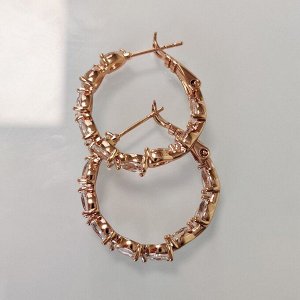 Серьги Вставка: Цирконы
Материал изделия: ювелирный сплав
Размер: 2.3 см
Вид(модель) сережек: Кольца

Изысканные серьги с элегантными цирконами, созданные из гипоаллергенного ювелирного сплава, стан