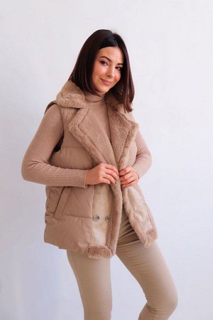 Жилет + ДЛИНА: 65 (+-3) см.
+ СОСТАВ: ПЭ 100%; подклад: ПЭ 100%; утеплитель: 150 г/м
+ ПАРАМЕТРЫ МОДЕЛИ: 81/60/91, рост модели 165 см.
+ ОБРАЗЕЦ НА МОДЕЛИ: 42
