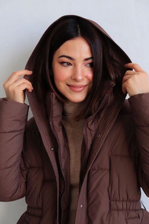 Пальто + ДЛИНА: 101 (+-3) см.
+ СОСТАВ: ПЭ 100%; подклад: ПЭ 100%; утеплитель: 150 г/м
+ ПАРАМЕТРЫ МОДЕЛИ: 81/60/91, рост модели 165 см.
+ ОБРАЗЕЦ НА МОДЕЛИ: 42
