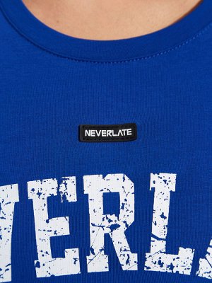 Укороченная футболка оверсайз с брендингом NEVERLATE на груди