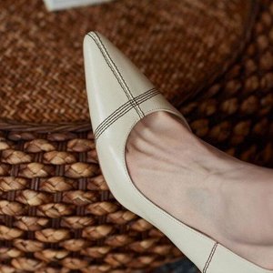 Туфли-лодочки на каблуке с декоративной строчкой, белые