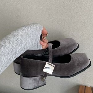 Туфли из иск.замши на толстом каблуке с металлической пряжкой, серые