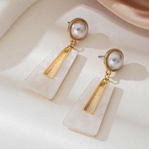 Серьги Эта стильная качественная бижутерия, которая точно не останется незамеченной! Сочетание геометрических форм и различных материалов создает идеальное сочетание элегантности и смелости.
Украшения