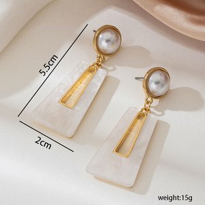 Серьги Эта стильная качественная бижутерия, которая точно не останется незамеченной! Сочетание геометрических форм и различных материалов создает идеальное сочетание элегантности и смелости.
Украшения