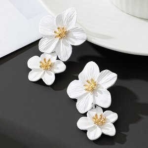 Серьги Эта стильная качественная бижутерия, которая точно не останется незамеченной! Сочетание геометрических форм и различных материалов создает идеальное сочетание элегантности и смелости.
Украшения