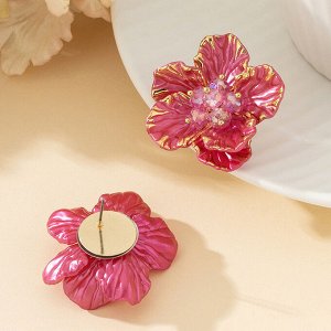 Серьги Эта стильная качественная бижутерия, которая точно не останется незамеченной! Сочетание геометрических форм и различных материалов создает идеальное сочетание элегантности и смелости.
Украшения