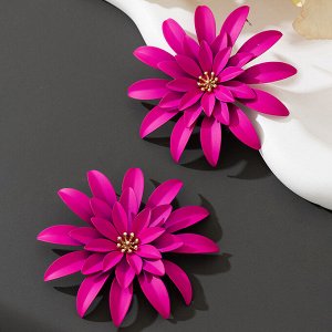 Серьги Эта стильная качественная бижутерия, которая точно не останется незамеченной! Сочетание геометрических форм и различных материалов создает идеальное сочетание элегантности и смелости.
Украшения