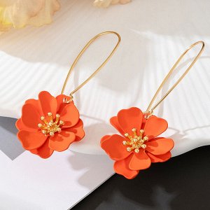 Серьги Эта стильная качественная бижутерия, которая точно не останется незамеченной! Сочетание геометрических форм и различных материалов создает идеальное сочетание элегантности и смелости.
Украшения
