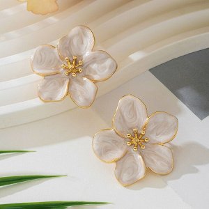 Серьги Эта стильная качественная бижутерия, которая точно не останется незамеченной! Сочетание геометрических форм и различных материалов создает идеальное сочетание элегантности и смелости.
Украшения