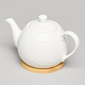 Фарфоровый чайник LEFARD MUSE с бамбуковой подставкой, 900 мл — изысканный рельефный дизайн, белоснежный фарфор, 1 шт.