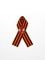 Георгиевская лента со значком «9 мая»
