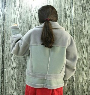 Куртка Куртка, оформленная длинными рукавами, овечья шерсть/искусственная кожа. Размер (обхват груди, длина рукава, длина изделия, см): XS (96,60,59), S (100,61,60), M (104,62,61), L (108,63,62), XL (