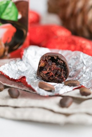"Брусника с кедровым орехом" в натуральном шоколаде, 120 гр