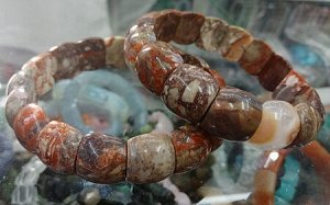 Браслет из камня Красная Яшма дарует счастливую любовь и удачный брак