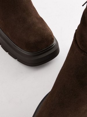 Бренд Next Коричневые замшевые ботинки Forever Comfort® с квадратным носком из овчины (Brown Forever Comfort® Suede Square Toe Shearling Boots) Эти стильные коричневые ботильоны будут отлично смотреть