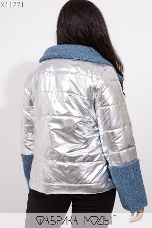 Куртка прямого кроя из серебряной плащевки на молнии с объемным воротом со вставками из букле X11771