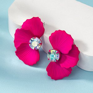 Серьги Эта стильная качественная бижутерия, которая точно не останется незамеченной! Сочетание геометрических форм и различных материалов создает идеальное сочетание элегантности и смелости.
Украшения