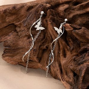 Серьги Эта стильная качественная бижутерия, которая точно не останется незамеченной! Сочетание геометрических форм и различных материалов создает идеальное сочетание элегантности и смелости.
Украшения